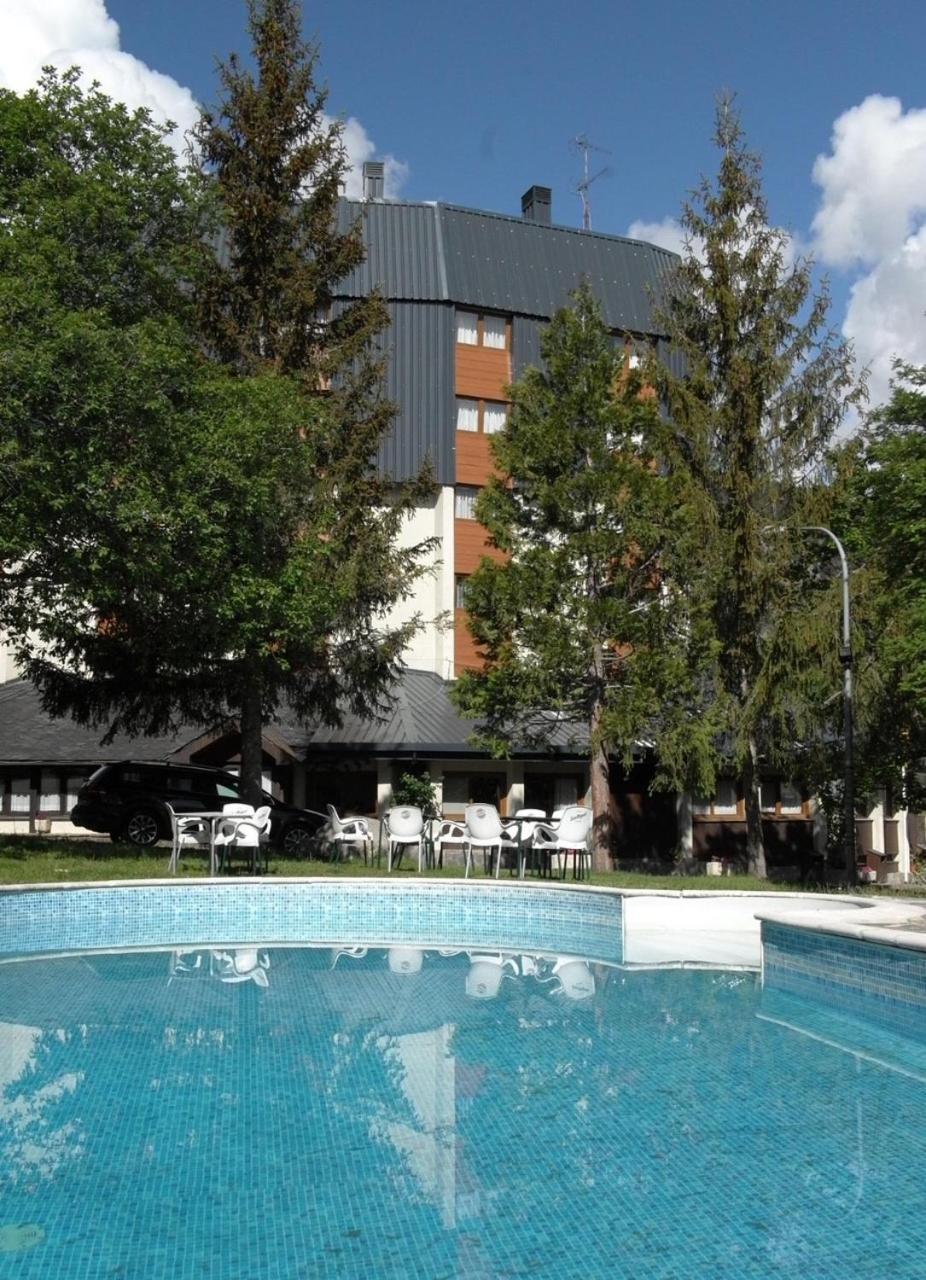 Hotel Or Blanc Espot Bagian luar foto