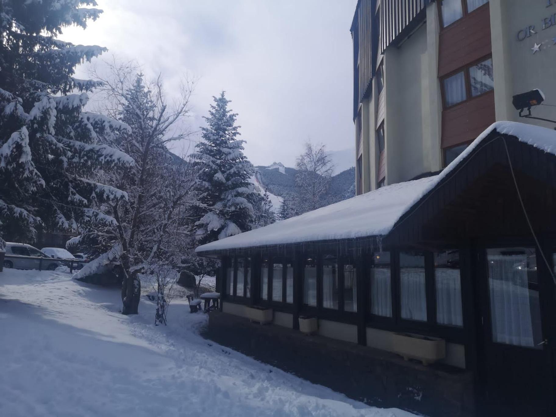 Hotel Or Blanc Espot Bagian luar foto