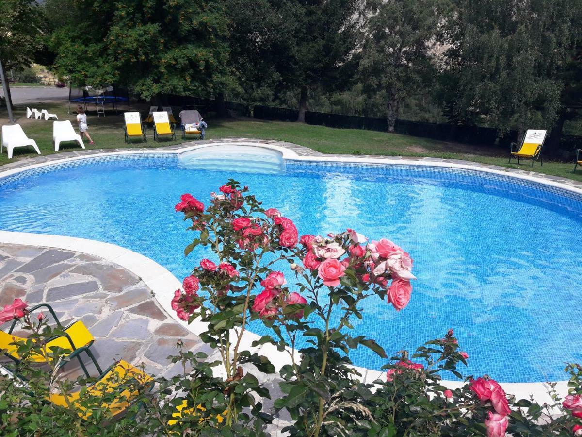 Hotel Or Blanc Espot Bagian luar foto